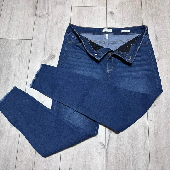 Sofia Jeans by Sofia Vergara Size 14 Dark Wash Skinny Jeans Distressed Hem - Picture 5 of 10